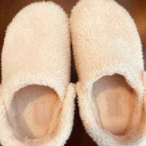 Kids Crocs fuzzy slippers light pink